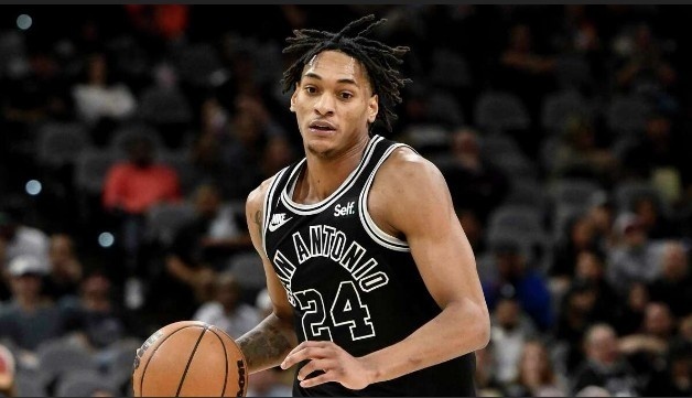 球队签下年轻新秀,引发疑似重大转会传言 球队签下年轻新秀,引发疑似重大转会传言