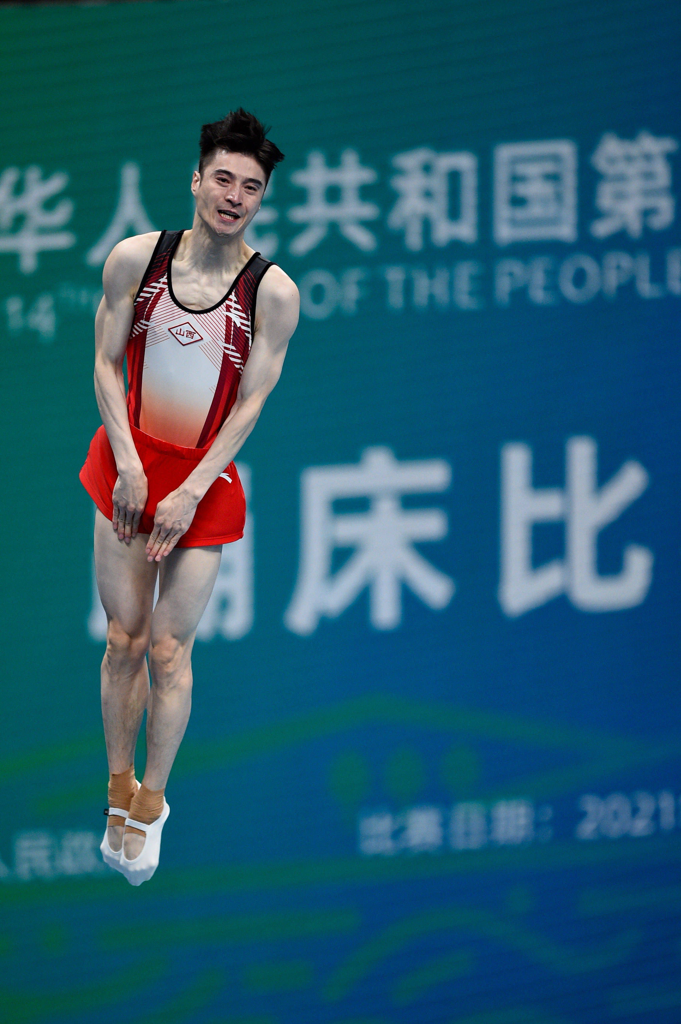 男子蹦床比赛惊险呈现,观众尖叫声不断 男子蹦床比赛惊险呈现,观众尖叫声不断