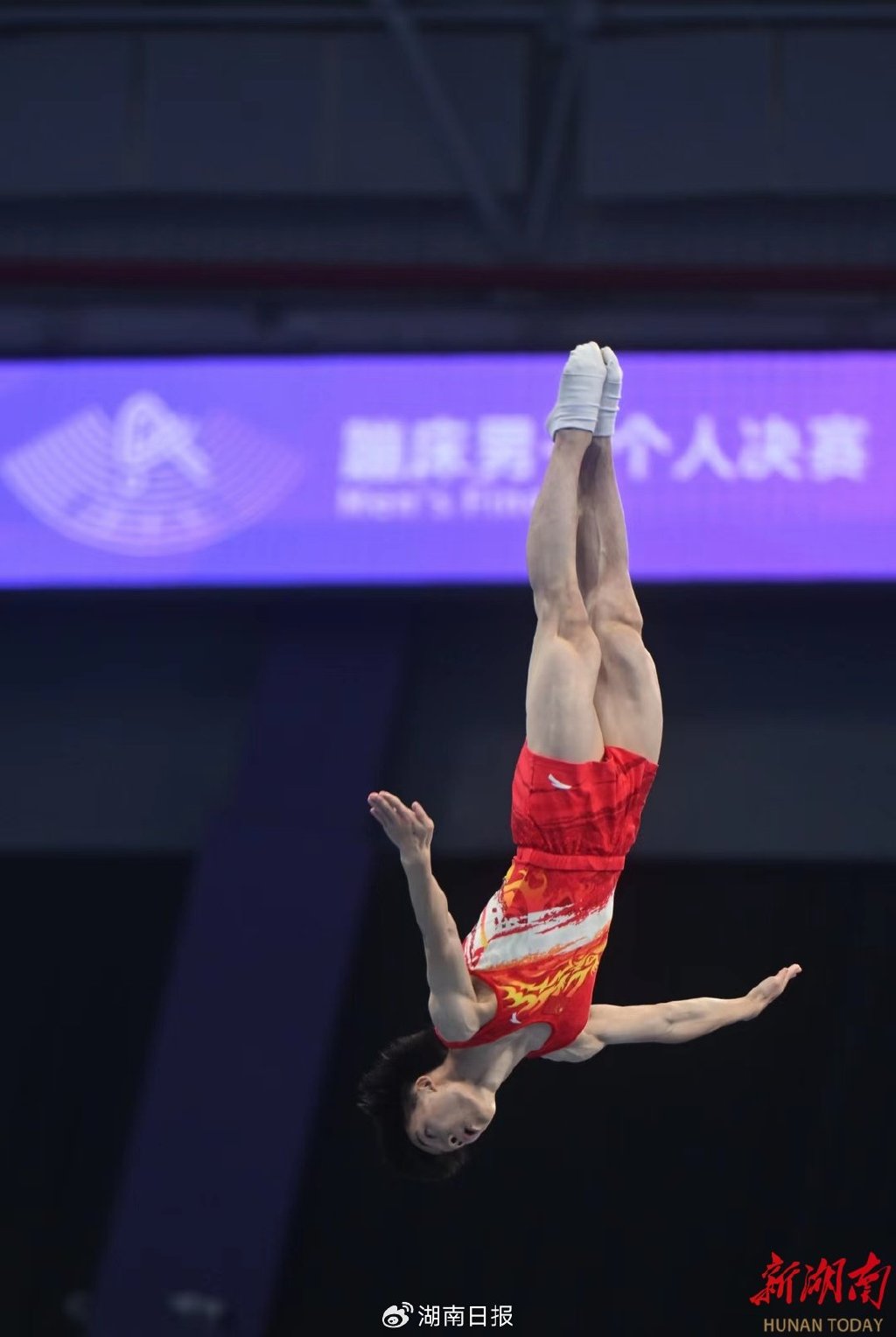 男子蹦床比赛惊险呈现,观众尖叫声不断 男子蹦床比赛惊险呈现,观众尖叫声不断