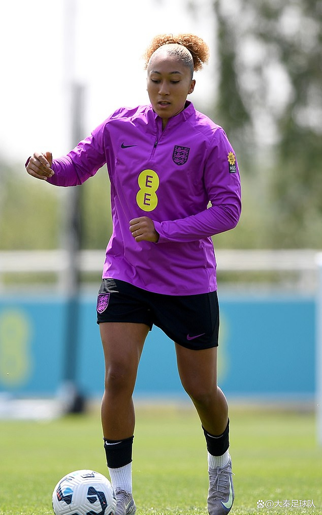 英格兰运动员展示出色球艺技能 英格兰运动员展示出色球艺技能