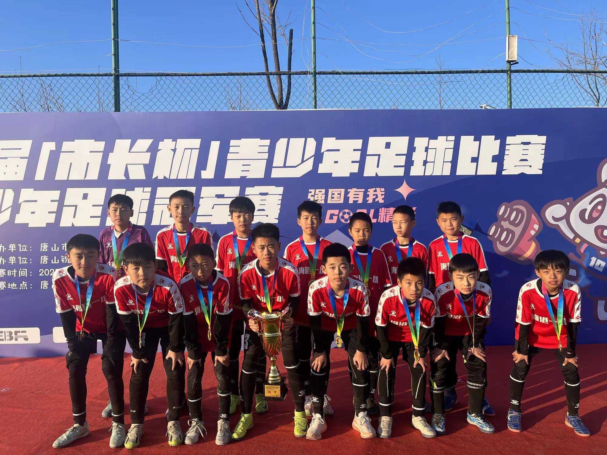 两队在比赛中奋勇拼搏,掀起了一场精彩巅峰对决的简单介绍 两队在比赛中奋勇拼搏,掀起了一场精彩巅峰对决的简单介绍