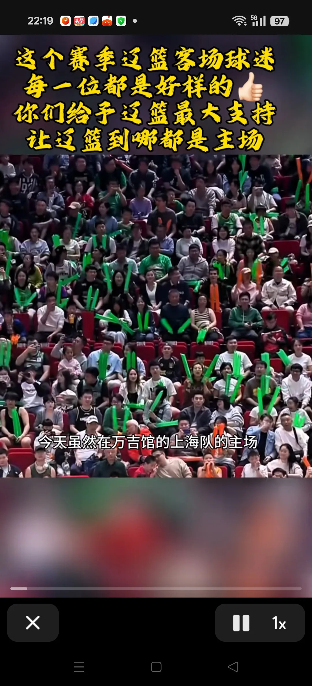 包含比分胶着的比赛吸引众多球迷观看，现场气氛热烈的词条