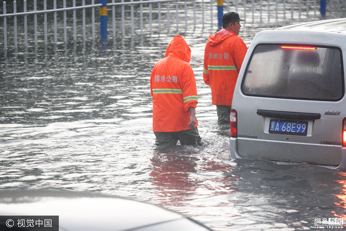 包含篮球比赛突降大雨，球场积水严重影响比赛的词条