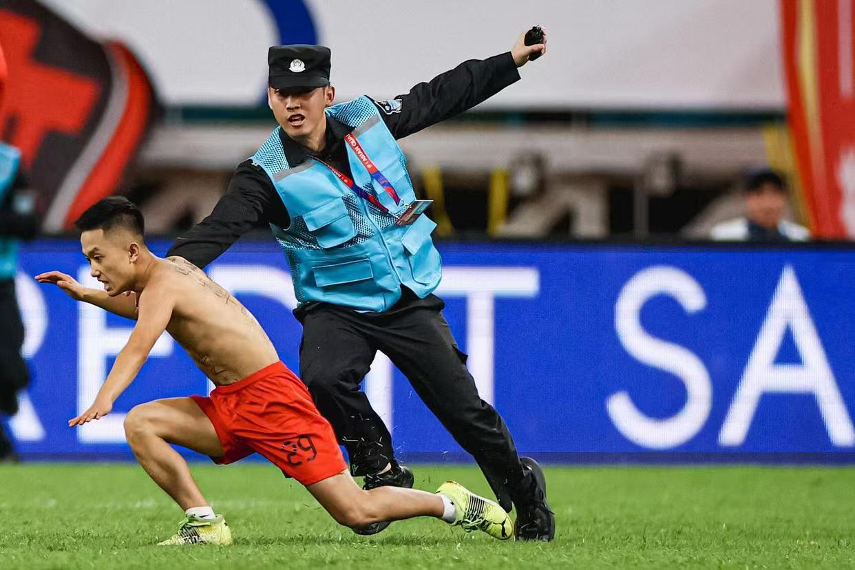 热门足球比赛引发了球迷们的疯狂热情