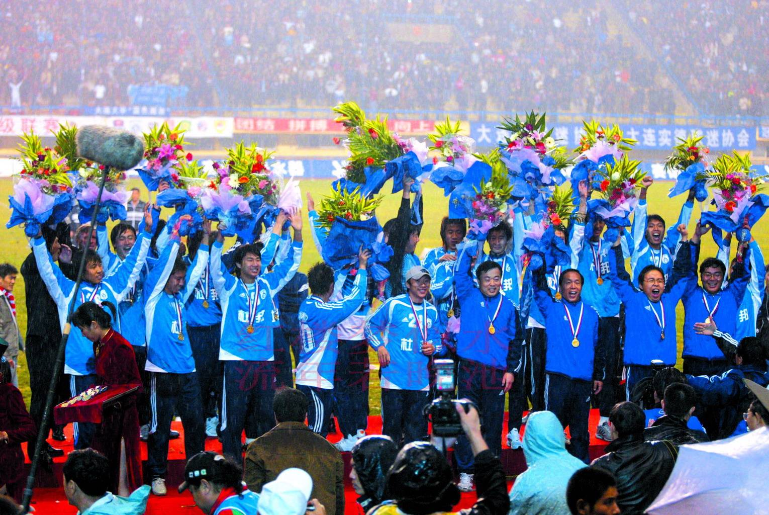 中超比赛中球员们用技术和实力赢得尊重