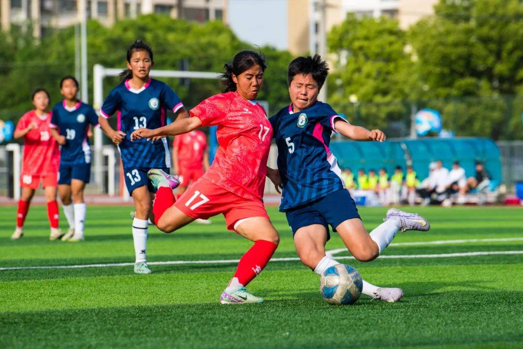 女足球员用实际行动证明自己的实力与勇气