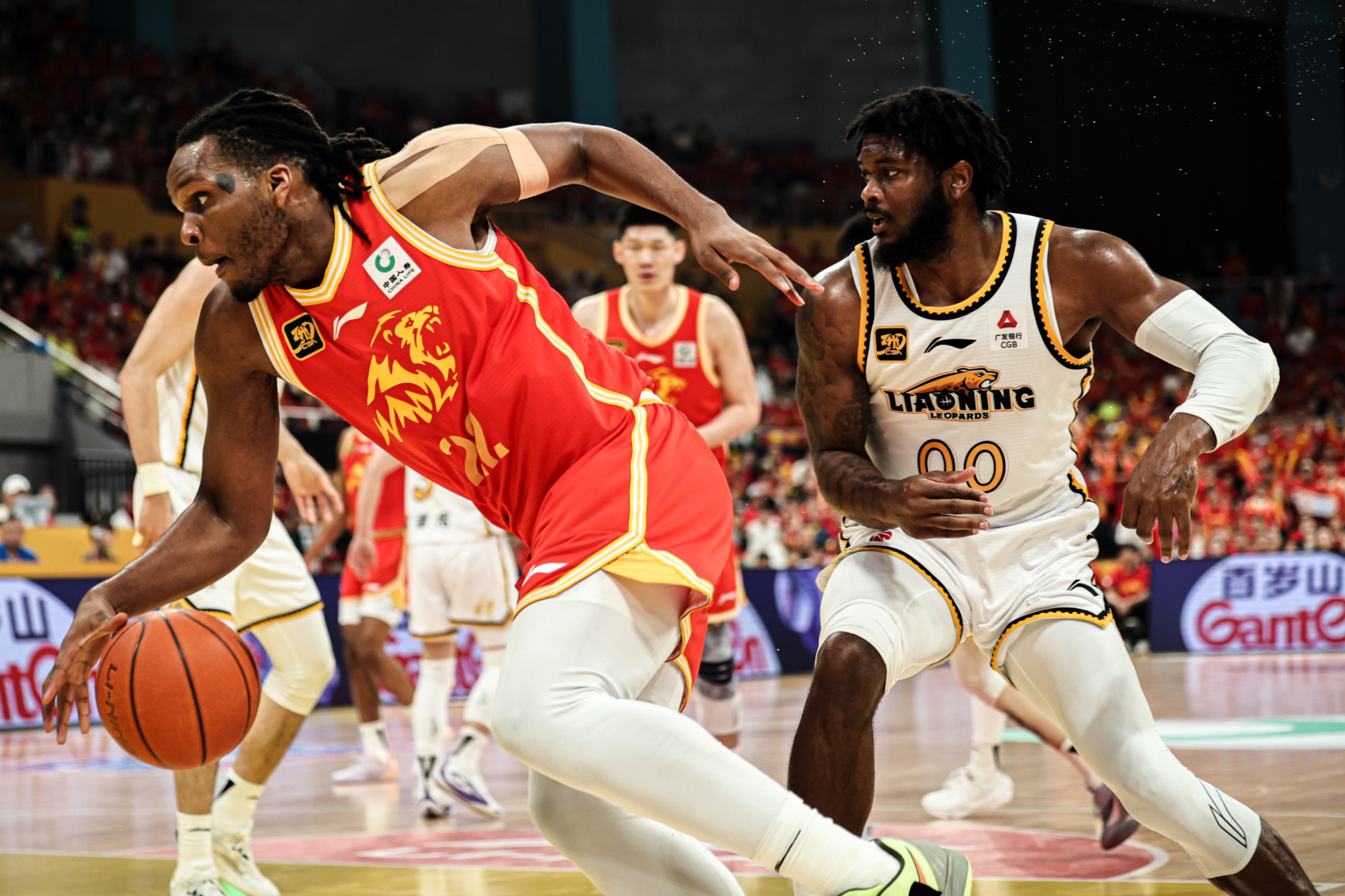 篮网队外援大放异彩，助球队连胜